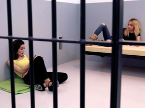 Plan cul  trois en prison avec 2 femmes chaudes 1